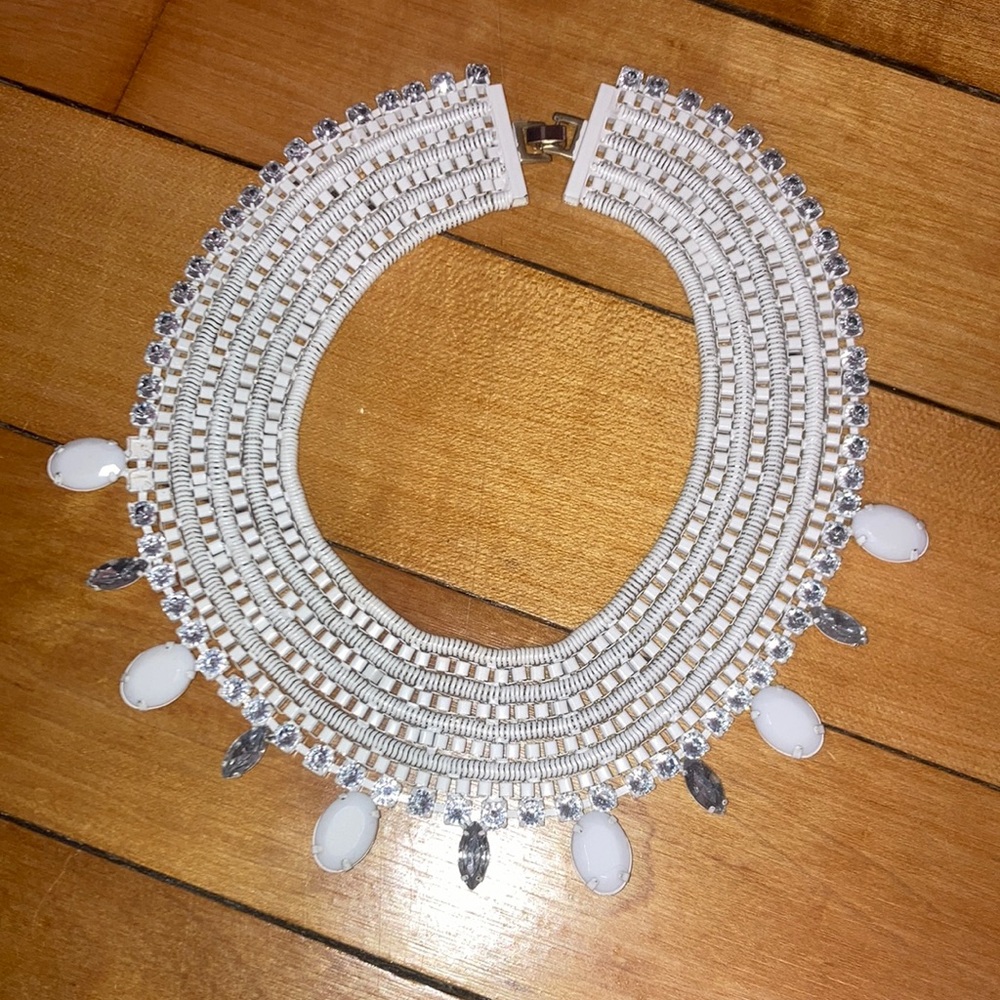 White collar statement necklace